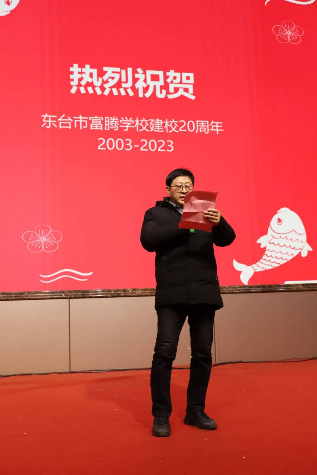 王晓秋理事长在致词中简要回顾了建校二十年的光辉历程.