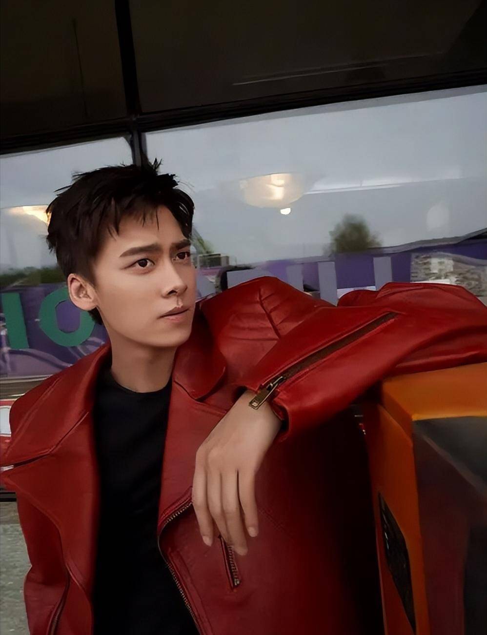 李易峰北京健身,锻炼刻苦,一身黑瘦成竹竿,退圈一年半好好做人_明星