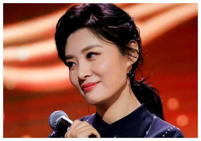 在电视台的初期,周涛通过主持《综艺大观》等节目迅速崭露头角,成为