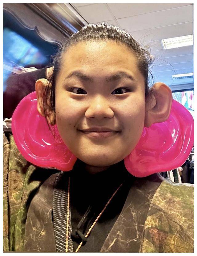 毕福剑27岁女儿毕凌罕晒素颜照,瘦了一圈显秀气,造型越来越淑女_照片