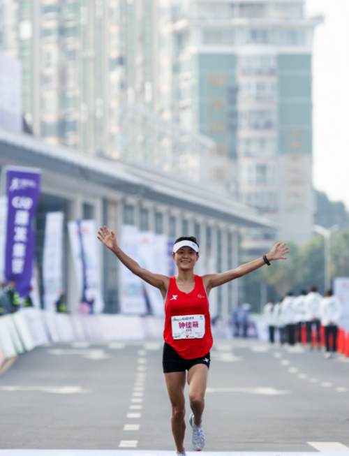 跟唐瑭一起见证马拉松女神钟佳萌的荣耀时刻_比赛_未来_赛道
