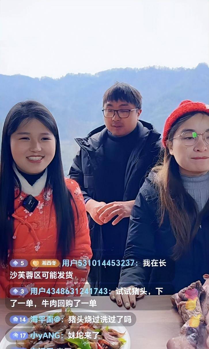 湘西冬宝直播带货现场刘薇和冬宝起争执,冬宝妹妹替哥哥直播_刘总