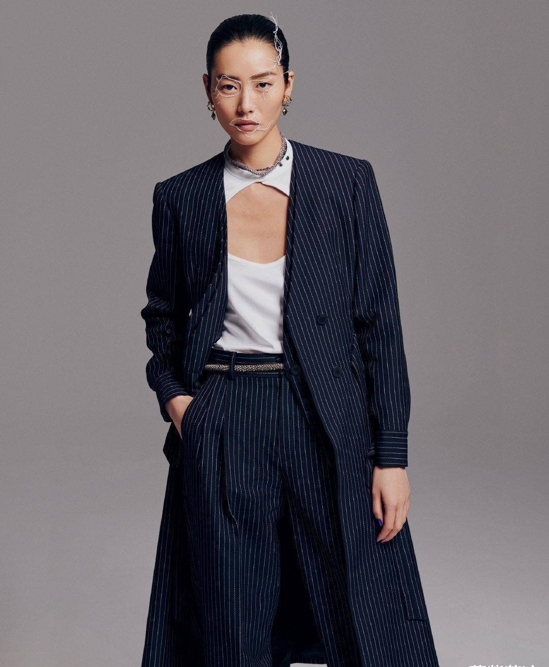 刘雯再创新造型,超长款西装轻松驾驭,网友:超模就能"为所欲为"_时尚