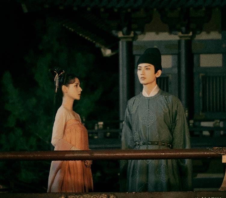 《梦醒长安》花絮海报,成毅张予曦看剧本超认真,隔空也满满cp感_作品