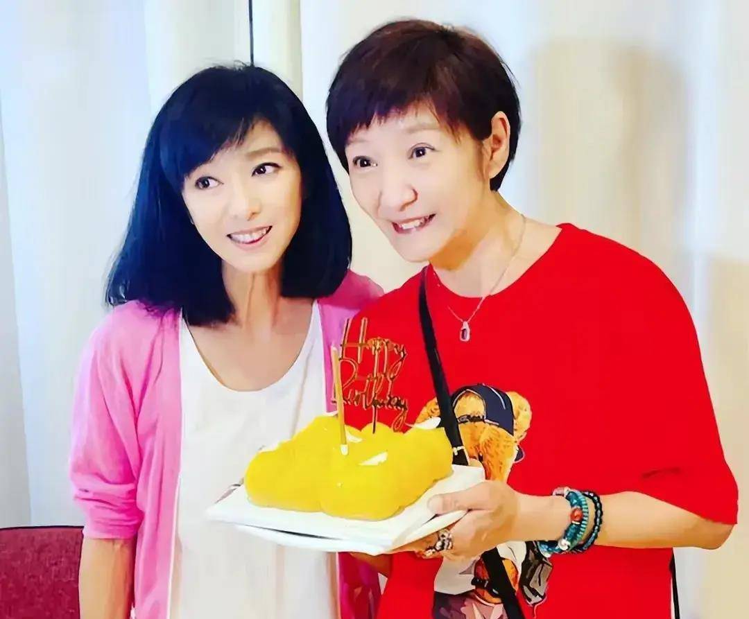 搭档梁小龙,年轻时是绝美李莫愁,如今颈纹犹如树根_徐少强_米雪_状态