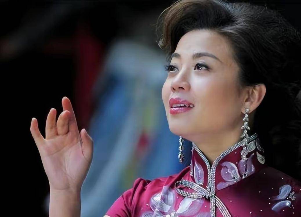 春晚常青树张也:风光背后有眼泪,跟初恋分手后,55岁还单身_父母_女儿