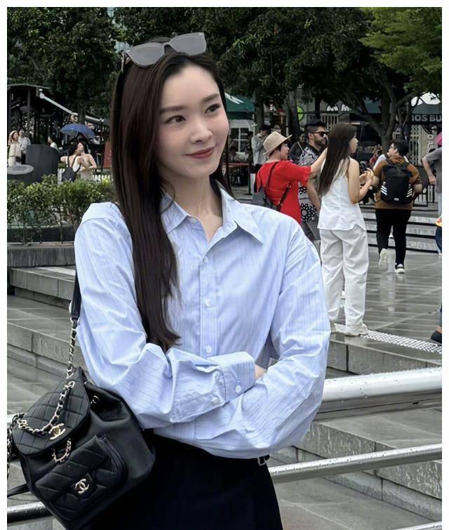 宋轶新加坡探亲家庭曝光,全家风华绝代,白敬亭遭嘲高攀?