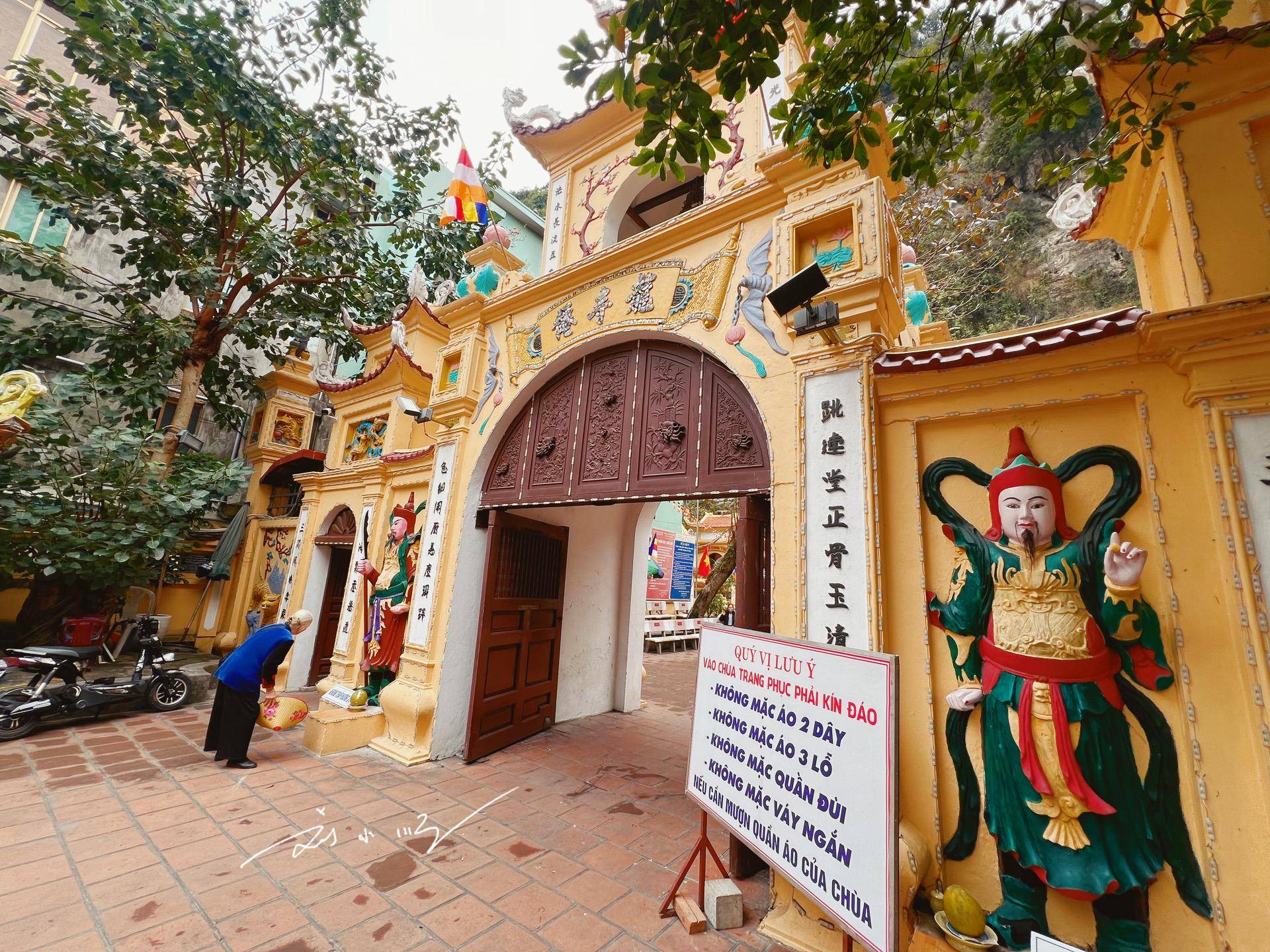 越南这座奇怪的寺庙到处是中文,当地人看不懂,中国人也看不懂?