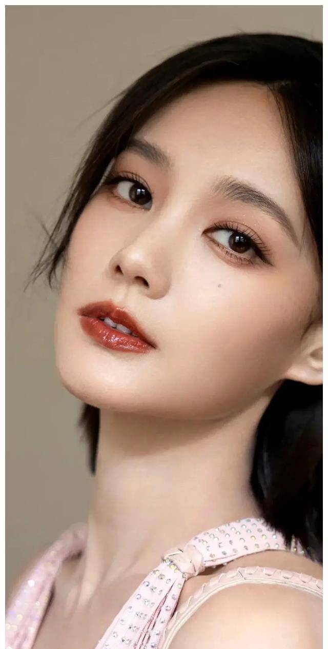 李一桐:优雅身姿,娱乐圈时尚女王,向你展现绝美风采!_事件_才能_反思