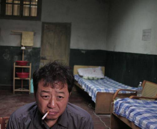 《疯狂的石头》:黑色喜剧中探索人生的疯狂_电影_社会_影片