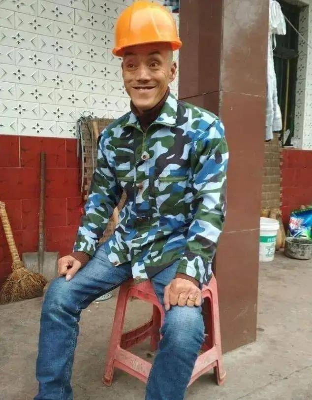 "光头强"冯加六:因一张照片走红,盖新房买豪车