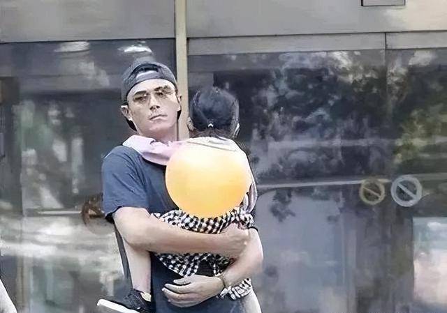 霍建华一家三口日本海边度假,6岁女儿甜美可爱,林心如颜值回升_消息