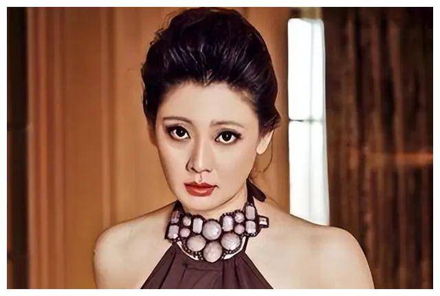 陈坚红:名模出身,身价过亿,却嫁浪子王志文,如今她后悔吗?