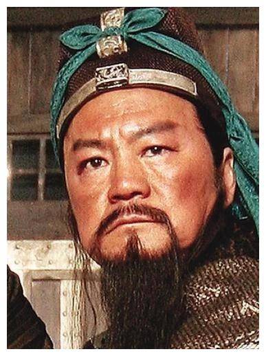 不过,《见龙卸甲》是讲赵云的故事,因此,狄龙版的关羽,戏份并不吃重