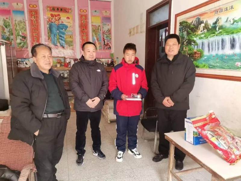 盱眙县铁佛初级中学开展走访慰问困境家庭学生送温暖活动