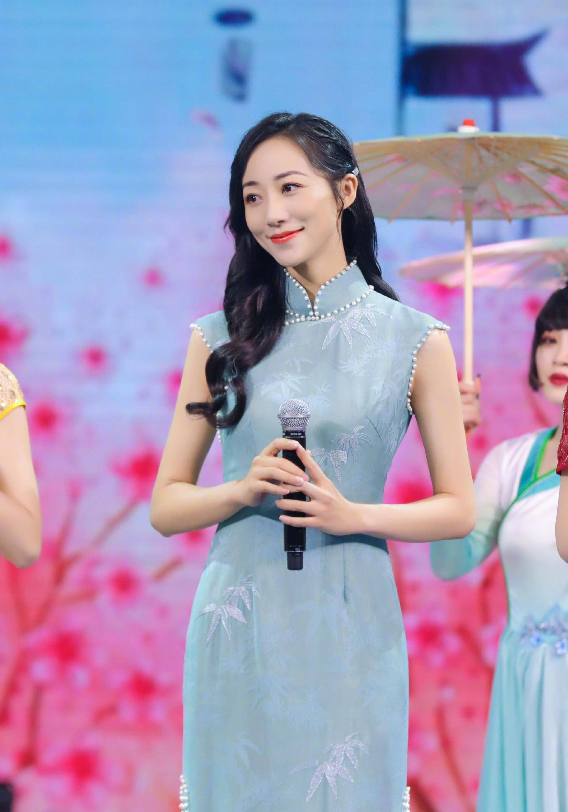 韩雪果然很会"穿",黑色套装大秀修长美腿,抢眼又抢镜!