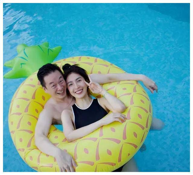 年幼的杨谨华曾经因为回家晚了些,被父亲拿着菜刀追杀.