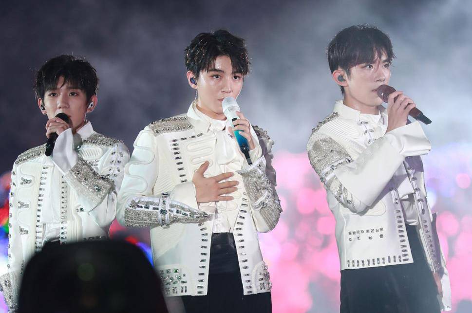 看着易烊千玺,王源和王俊凯三个人的成长,真的让人感慨万千.