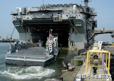 黃蜂級的艦內空間結構與塔拉瓦級相似,不過艦內車庫甲板面積(1980平方