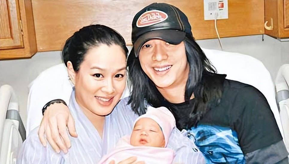 到2011年,严铮突然被拍到约会辣妹,舆论哗然,钟丽缇才不得不承认,早