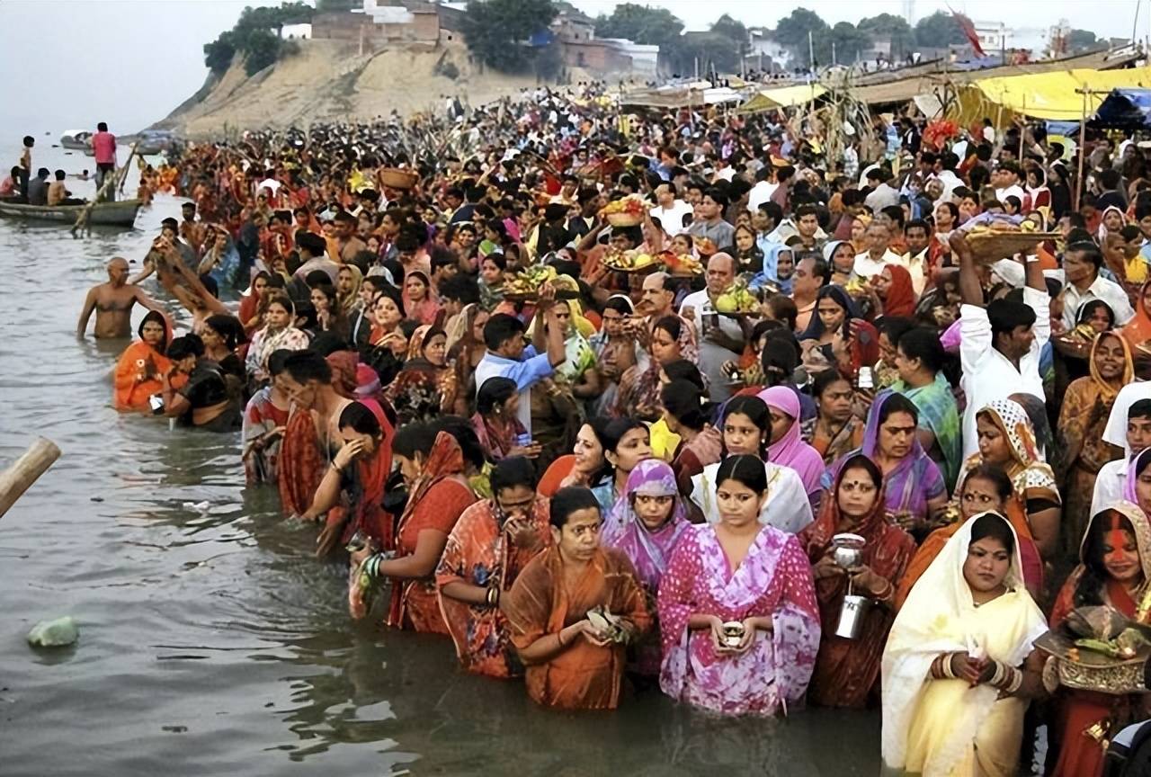 去年4月份又发文称印度人口数量正在超越中国,但实际上超越的时间应该