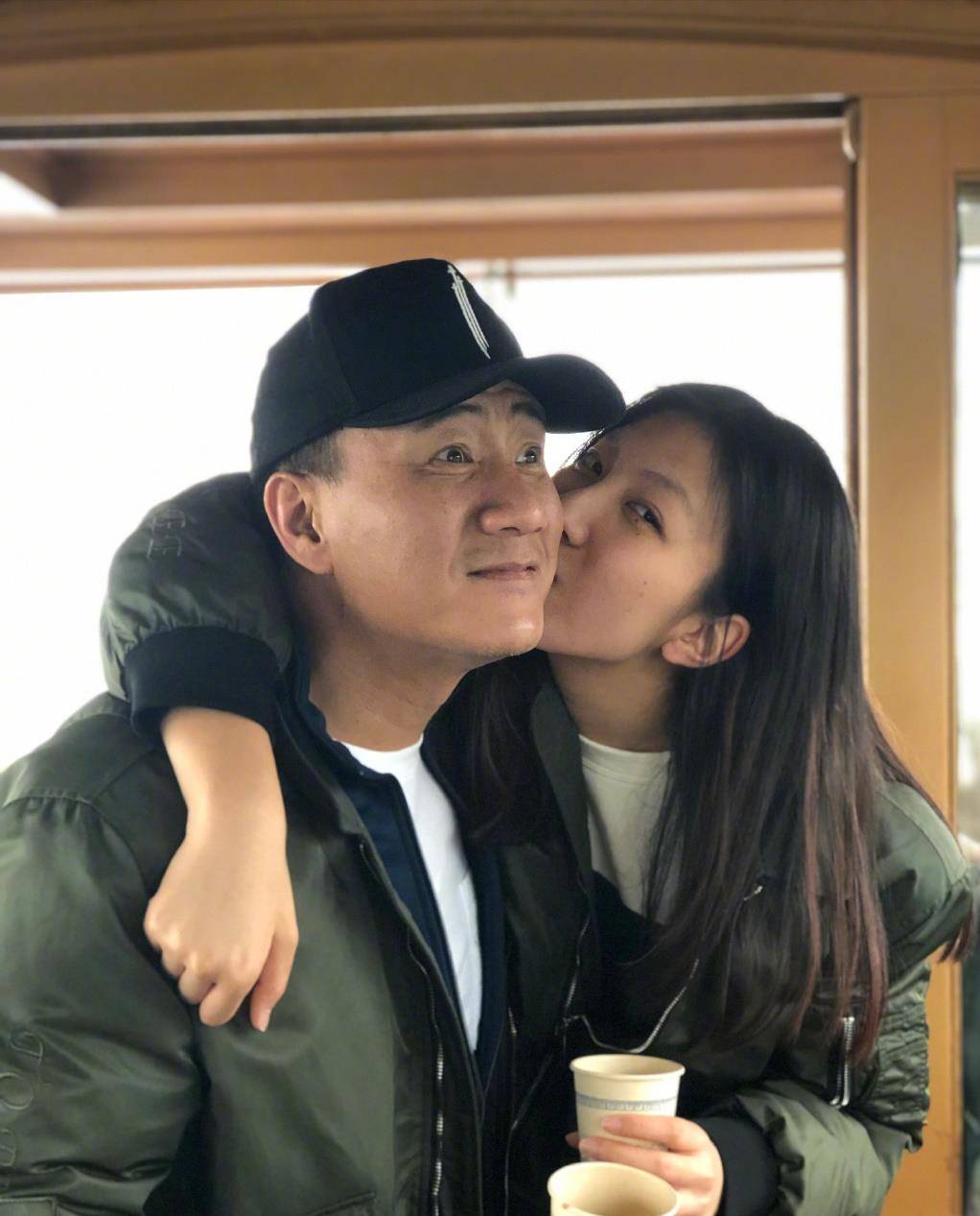 硬汉胡军:16瓶啤酒喝出爱情,与卢芳相恋23年,柔情与浪漫依旧_女孩子