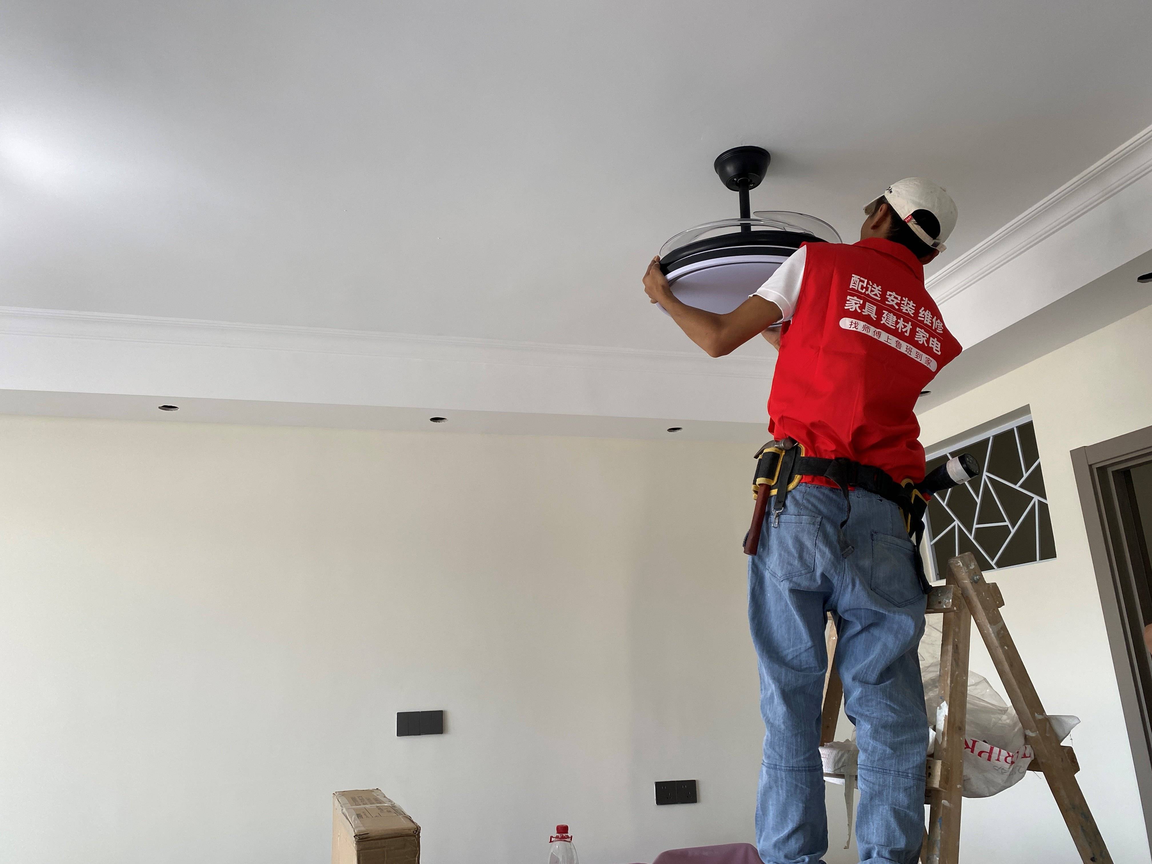 "自从成为鲁班到家的一名蓝领师傅,我不仅突破了之前每天工作12小时