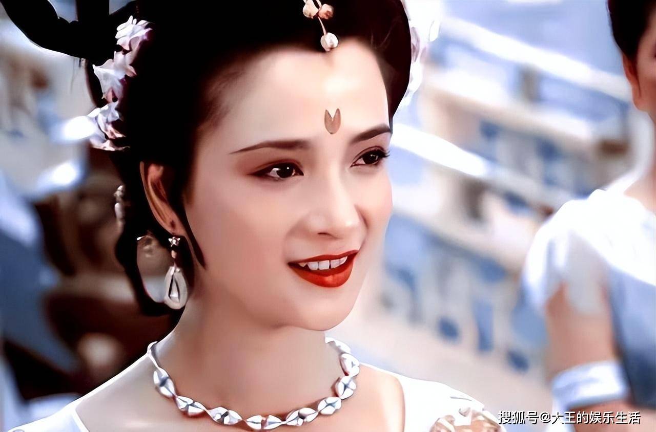 看了60岁何晴的老年状态,我发现:90年代古装第一美人名不虚传_杨洁