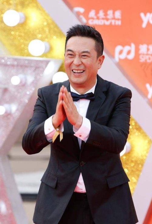 张嘉译居然被说是凤凰男,难道没看过大叔那六亲不认的步伐吗_什么