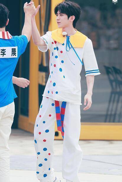 蔡徐坤穿童装录跑男,有谁注意他脖子上戴的啥?