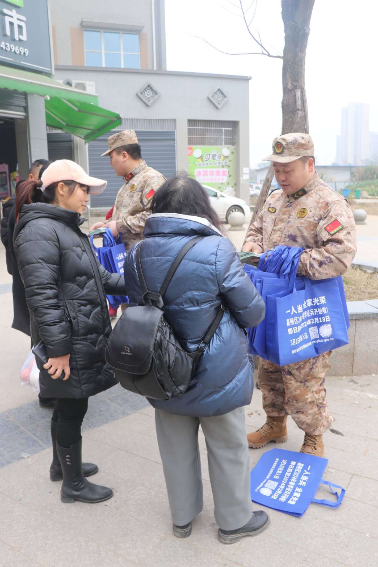 四川南充:嘉陵区文峰街道武装部走街入户开展征兵宣传工作