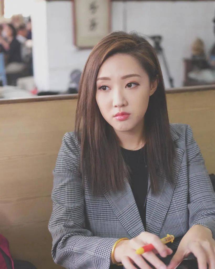 由于近年她的曝光度暴增,有细心的网友发现她撞脸日本前女优水野朝阳