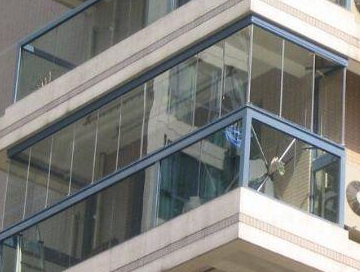 无框阳台窗采用高保度钢化玻璃,相应的五金配件联合大截面铝合金构制