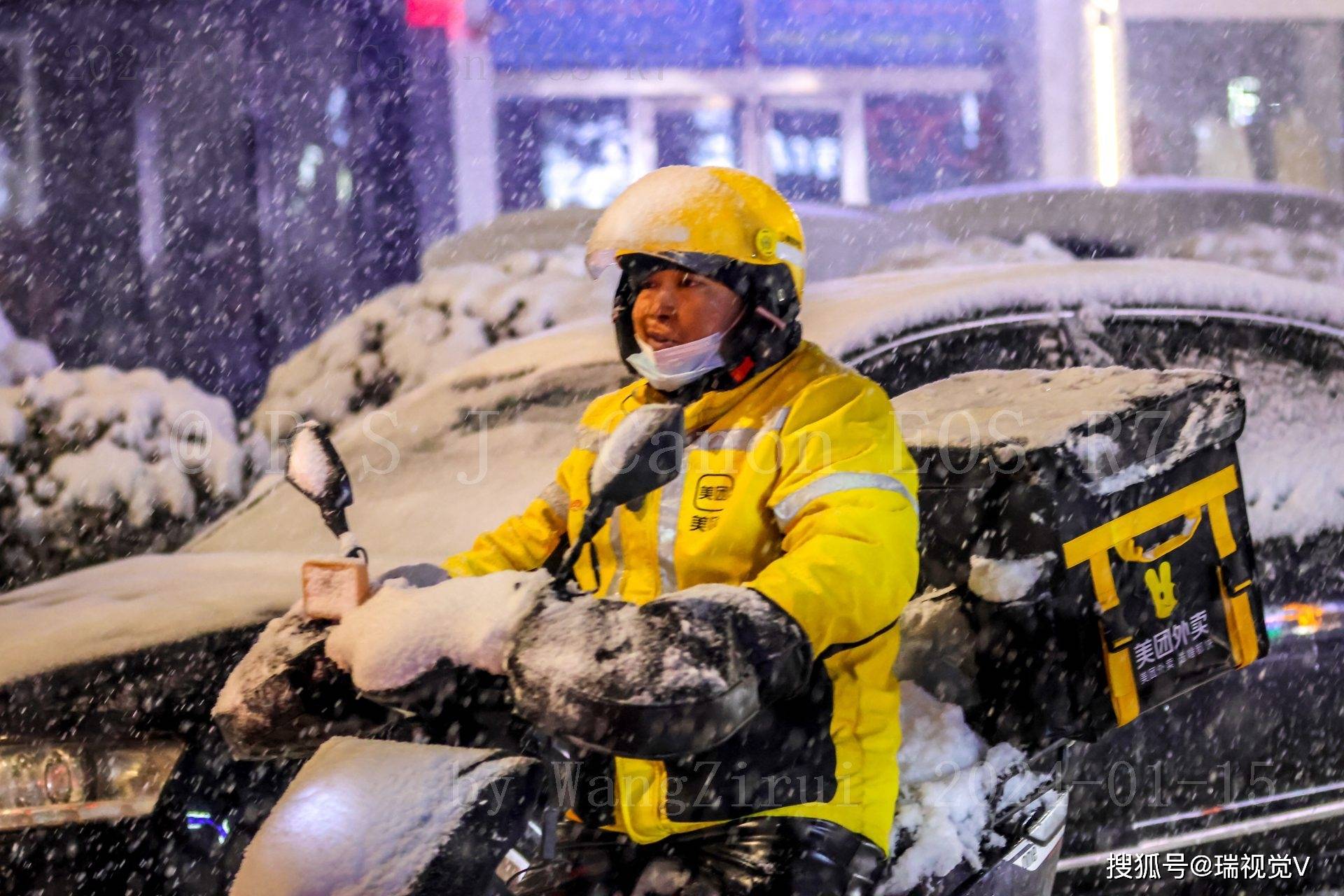 外卖小哥雪中送餐:2024年的第一场雪,好大丨河南滑县