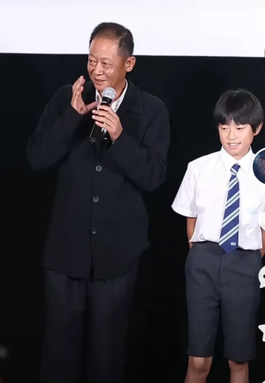 王志文携儿子出席活动,父子穿同款太有爱,两人五官似复制粘贴_衬衫