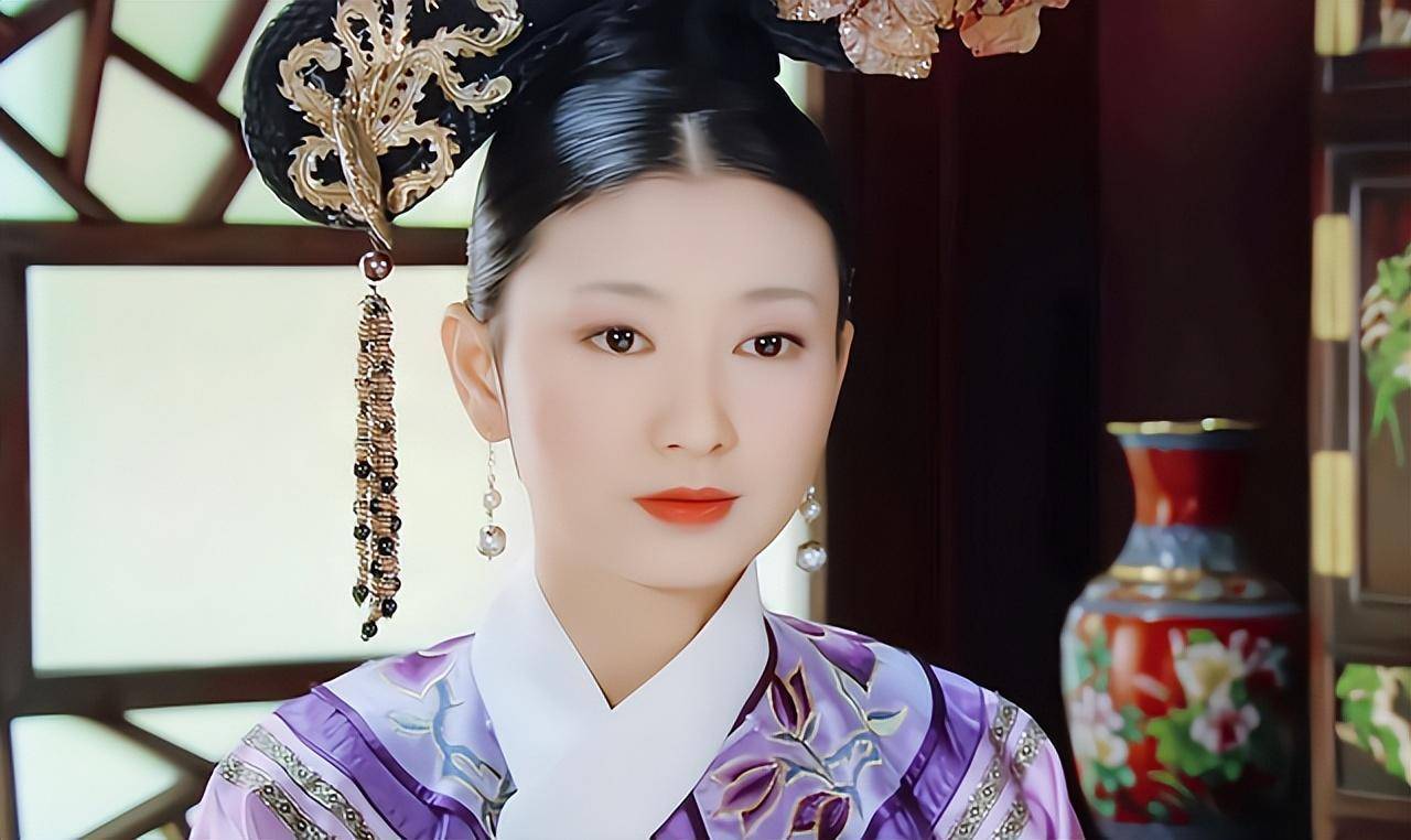 照片中的斓曦身着一件黑色长款羽绒服,简约大气,搭配一条醒目的红色