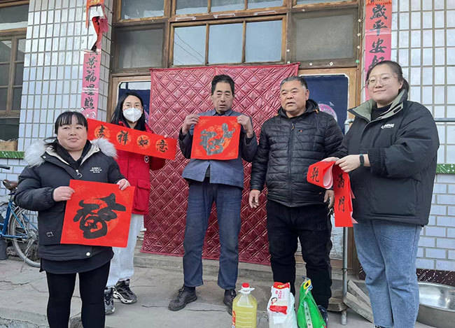 容城县平王乡开展送春联活动