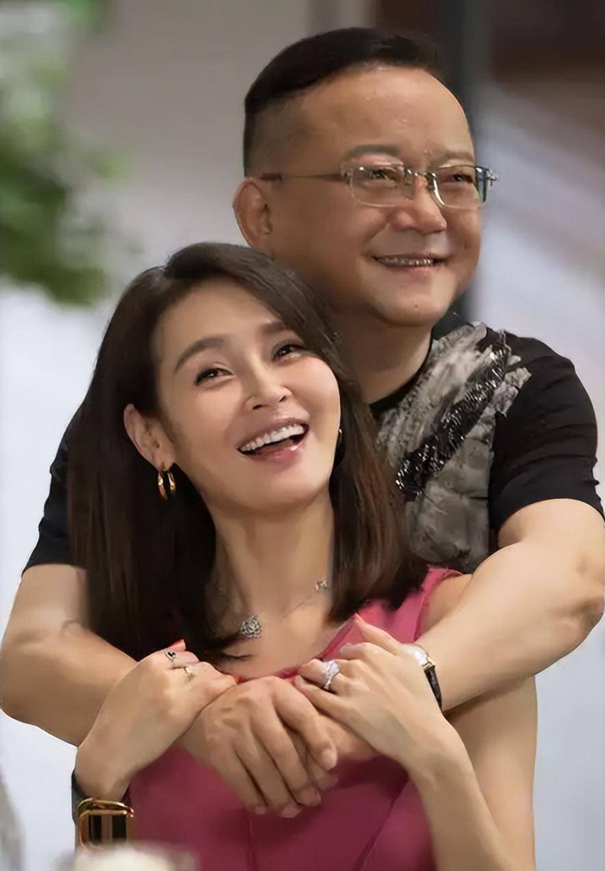 58岁王刚三婚,妻子比他小20岁,说好不要孩子,可没多久就怀孕了_成方圆