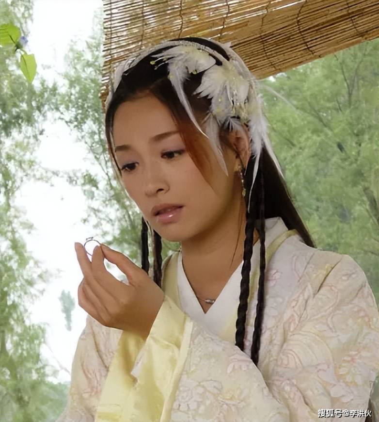 虽然当时的张庭只能在剧中出演小鱼儿这样的配角,但她清纯可人的外表