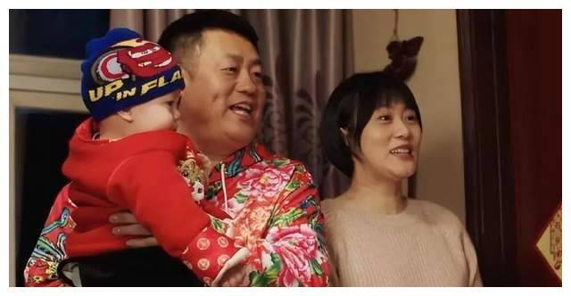《乡村爱情16》中当父母了,他们生下一个白白胖胖的孩子,一家三口其乐