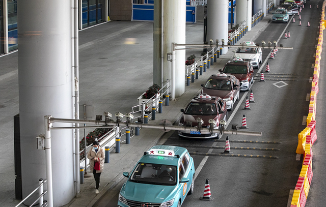 浦東機場禁止網約車接單,出租車司機贏麻了,乘客卻遭