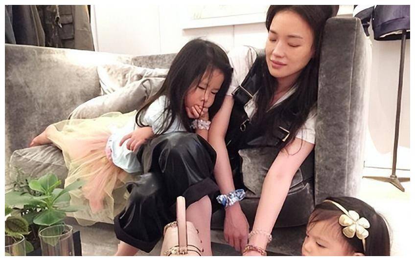 47岁舒淇健身秀曲线,素颜皮肤紧致雀斑变淡了,没生孩子保养好_冯德伦
