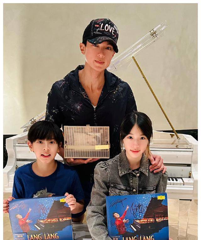 吴尊晒一家四口幸福出游,称呼女儿"二老婆"引争议!_明星_爱情_娱乐