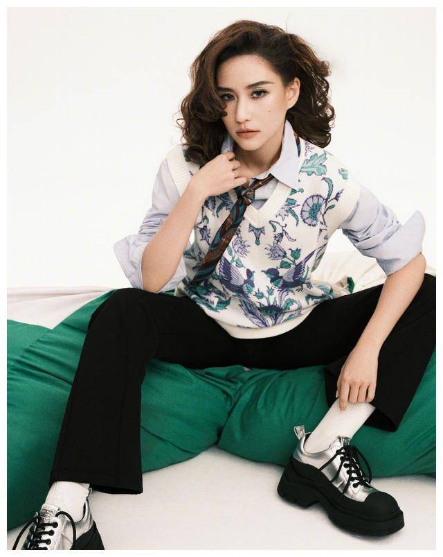 "赌王千金"何超莲最新封面,衣着大胆堪比《男人装》,太辣了_薛凯琪