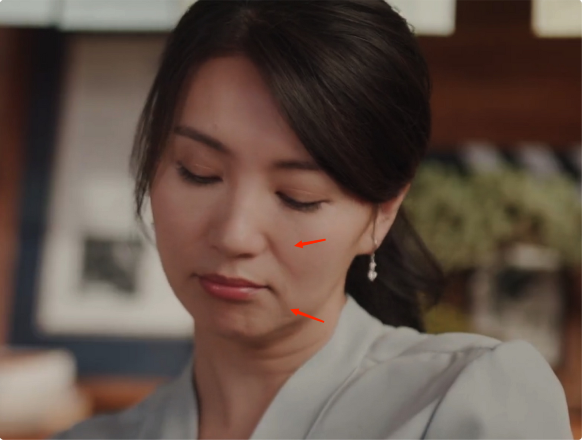 不再紧致的肌肤上已经出现了两道法令纹,两道木偶纹