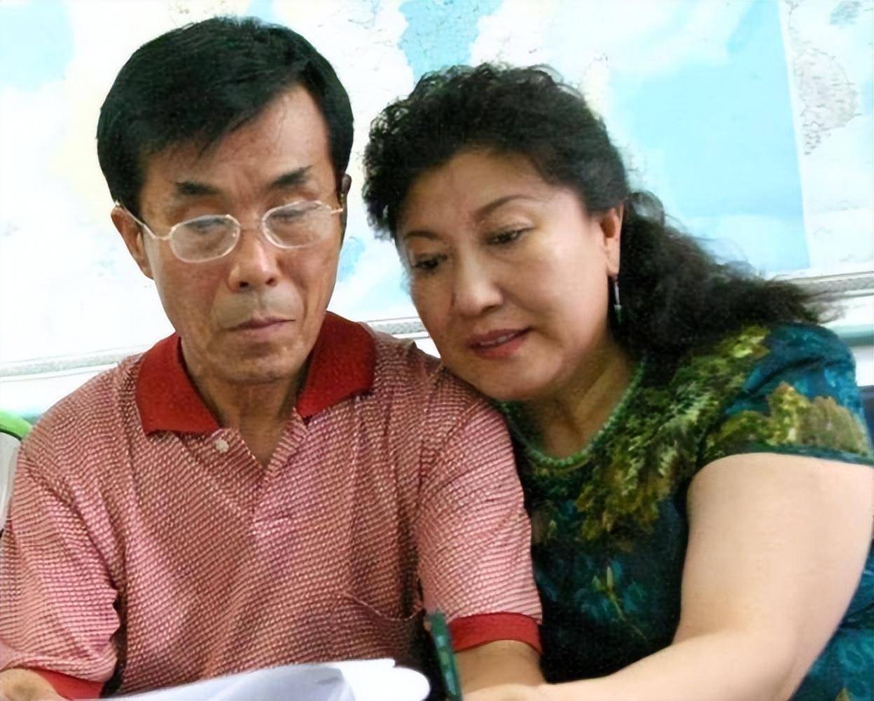 何庆魁夫妇的罕见出镜不仅让人们看到了他们生活中的一面,更引发了