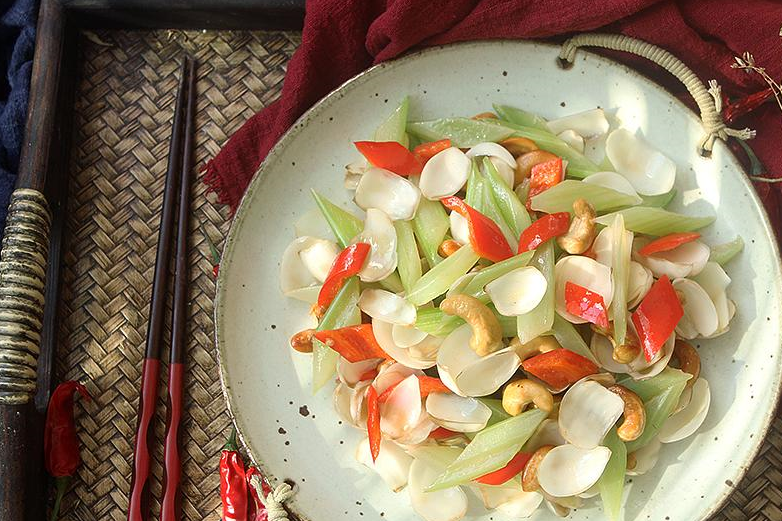 西芹百合炒腰果【材料】:西芹1棵,红辣椒2条,新鲜百合2个,腰果1把,蒜3