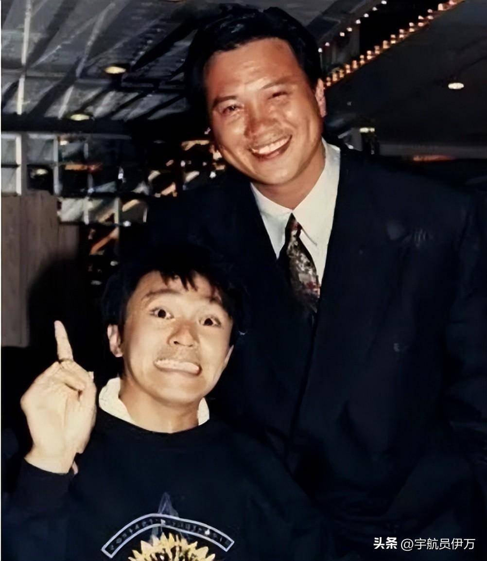 万梓良和恬妞的婚宴上,周星驰还作为首席伴郎出席了,当时的周星驰还