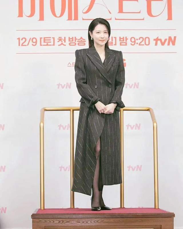 30岁爆火被夸氧气美女,50岁又帅成"人间扳手",姐姐的