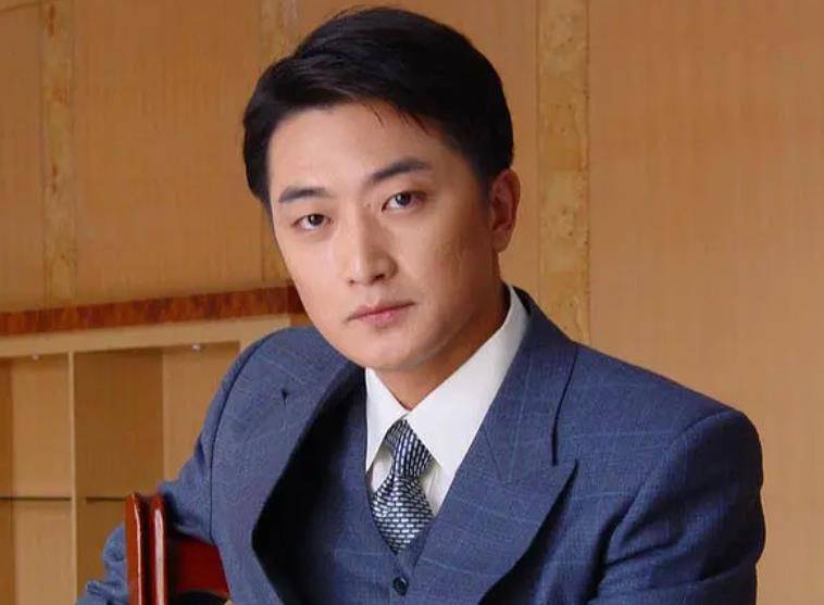 邵峰夫妇穿情侣装大秀恩爱,47岁影后妻子美貌出众,两人因戏结缘_刘欣